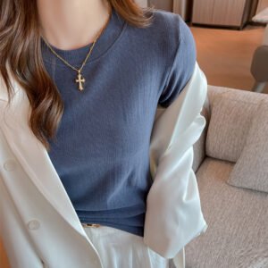 Camisa de cuello redondo con rosca